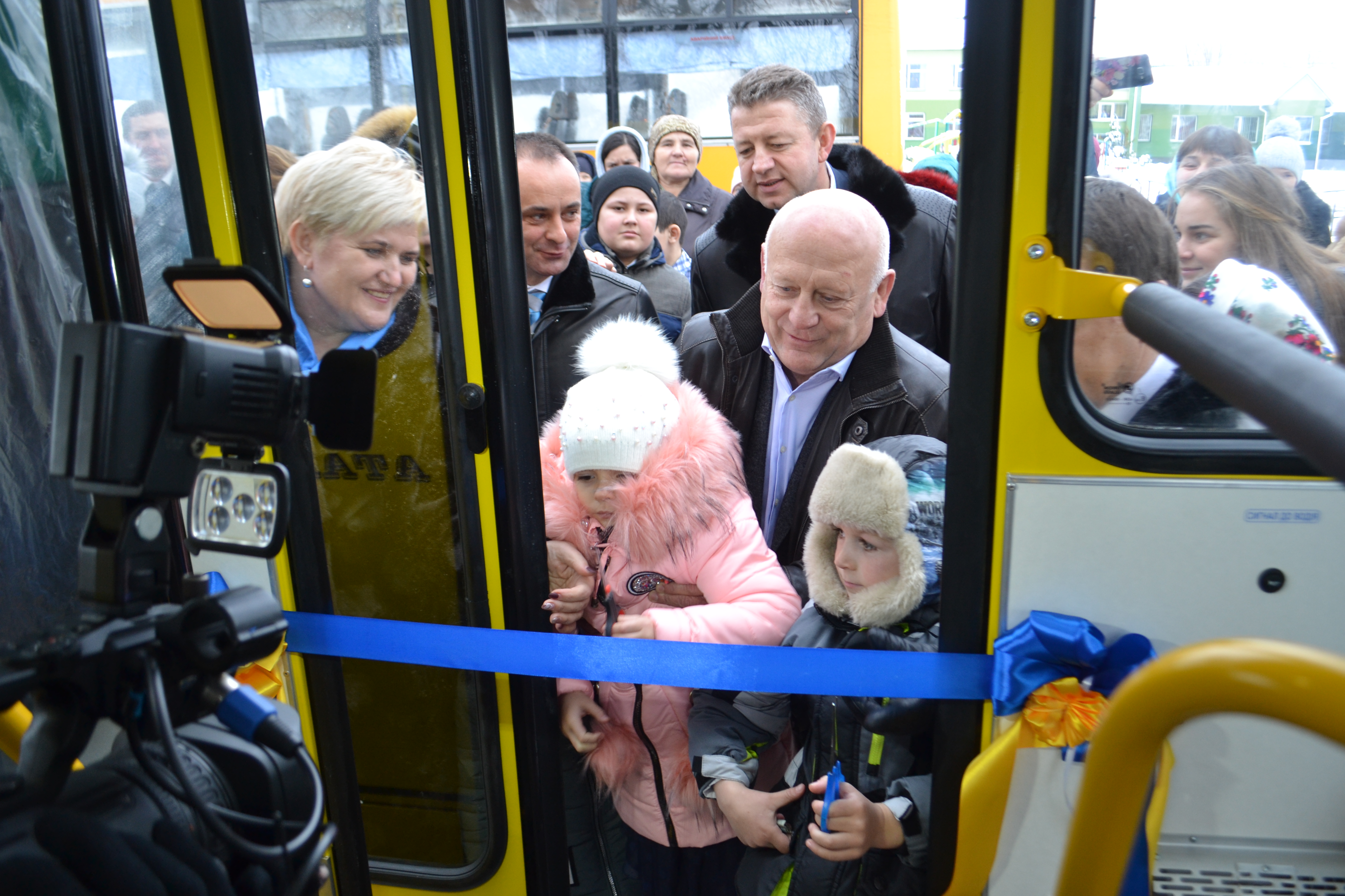 Шкільний автобус, нова дорога та в недалекій перспективі і нова школа – такі подарунки отримали учні села Цепцевичі