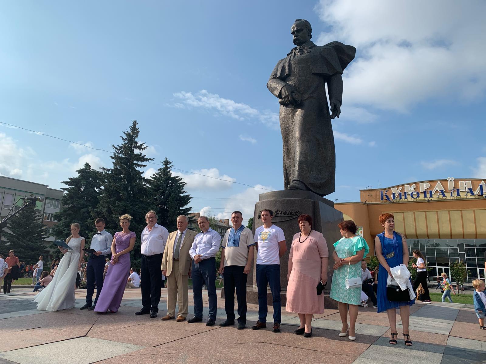 Сергій Свисталюк привітав випускників із закінченням школи
