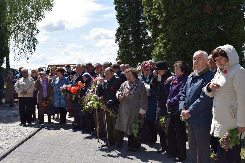 В День пам’яті та примирення у Рівному вшанували загиблих героїв України