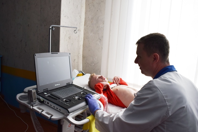 Рівненська обласна дитяча лікарня отримала від польський партнерів портативний  УЗД-апарат