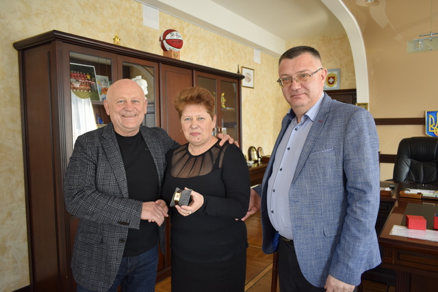 Голова обласної ради вручив цінний подарунок  керівнику Зірненської лікарні «Хоспіс»