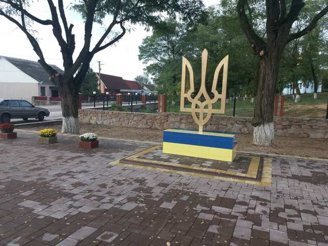 У центрі Старого Села встановили малий Герб України