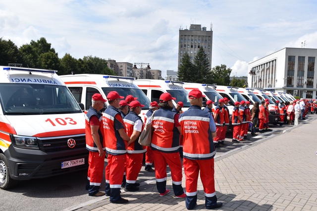 «Екстренці» Рівненщини передали вісімнадцять автівок швидкої допомоги