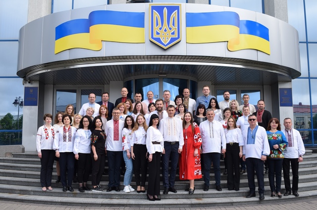 Працівники Рівненської обласної ради доєдналися до всесвітнього Дня вишиванки