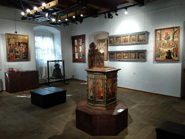 В Острозькому замку можна побачити інтерактивну виставку усміхнених святих