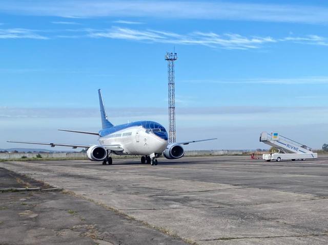 На рівненському летовищі прийняли борт Боїнг 737-500