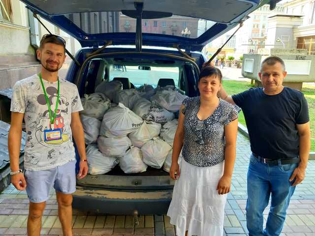 На Рівненщині волонтери передали переселенцям понад 4 тисячі продуктових наборів 