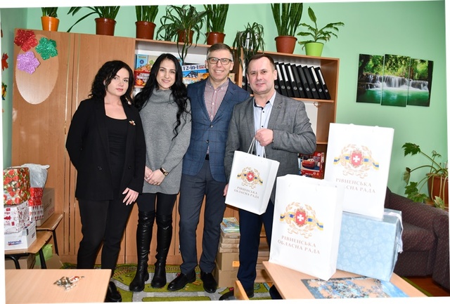 Працівники обласної ради подарували книги Великомежиріцькій спецшколі