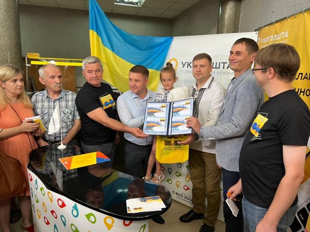 «Доброго вечора, ми з України»: Укрпошта ввела в обіг четверту марку