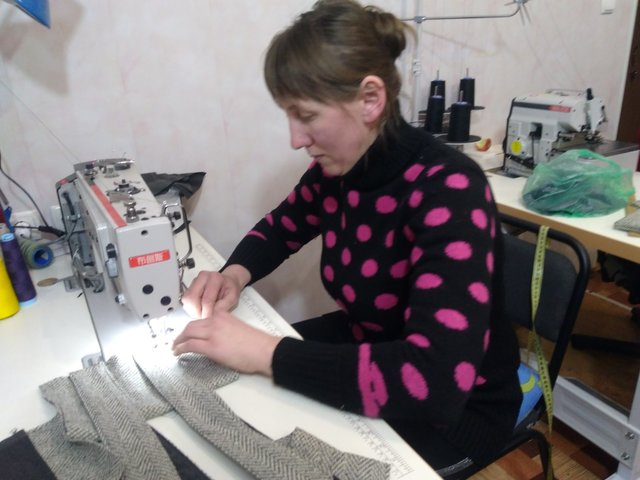 У комунальних швейних майстернях Привільненської тергромади шиють речі для бійців
