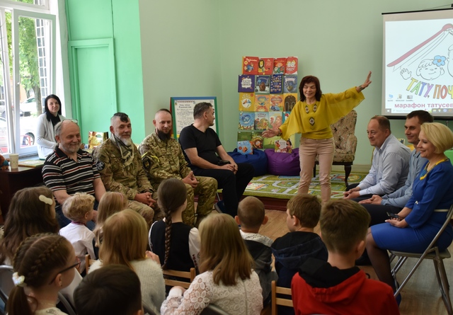 Відомі татусі почитали відвідувачам обласної бібліотеки для дітей