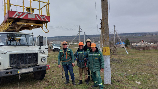Електрики з Рівненщини продовжують повертати світло херсонцям на Бериславщині