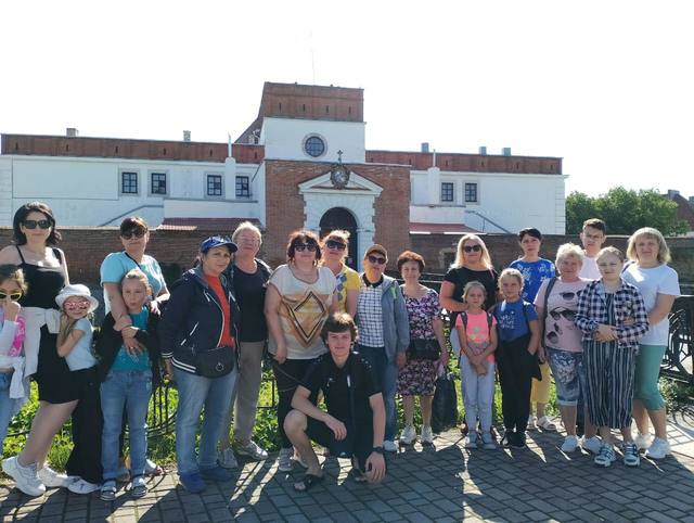 Переселенці з Маріуполя побували на екскурсії в одному із найстаріших замків України