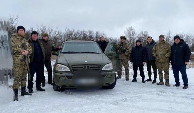 Андрій Карауш разом із заступниками передали авто на передову 