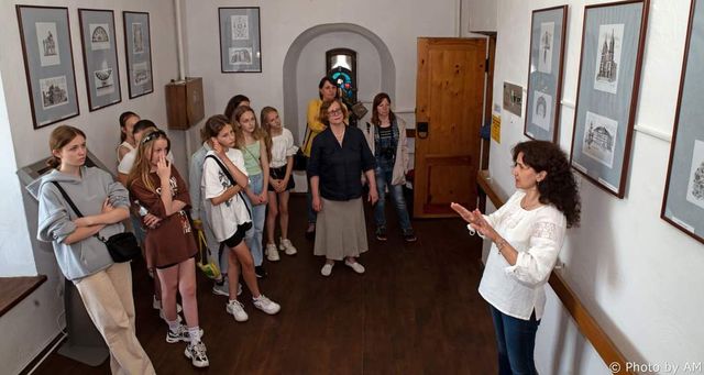 У музеї книги та друкарства міста Острог відкрилася виставка крапкових картин 