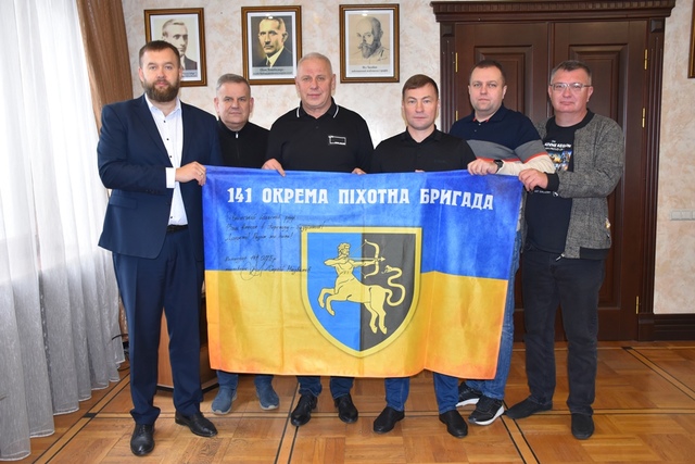 Захисники передали керівництву обласної ради прапор своєї бригади