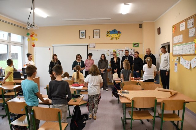 Україномовна школа у Польщі отримала книги з Рівненщини