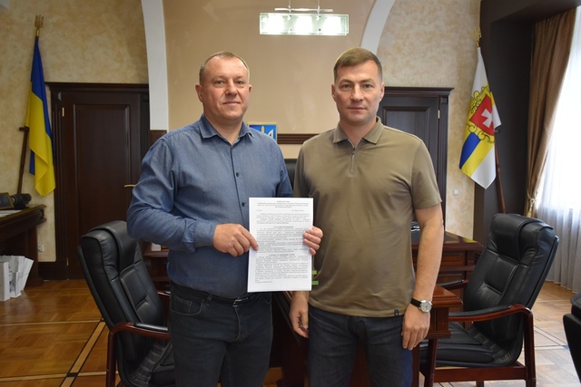 Голова ради підписав контракт з директором КП «Автобаза»