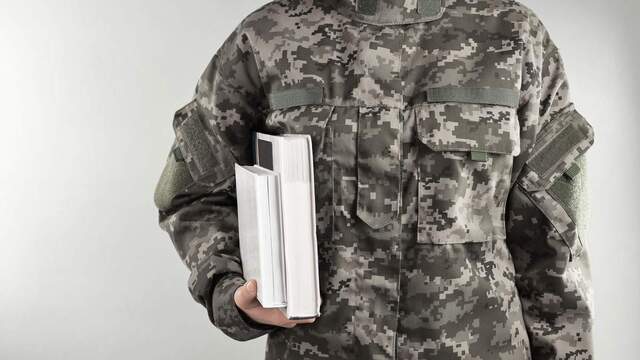 «Подаруй військовому книгу»: у Рівному збирають книги для поранених захисників