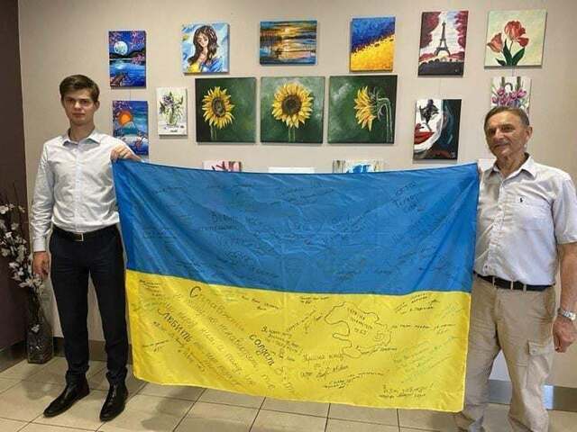 Захисники передали австралійському музею український прапор