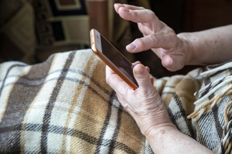 Смартфон з нуля: в бібліотеці на Лебединці вчать старших людей користуватися гаджетами