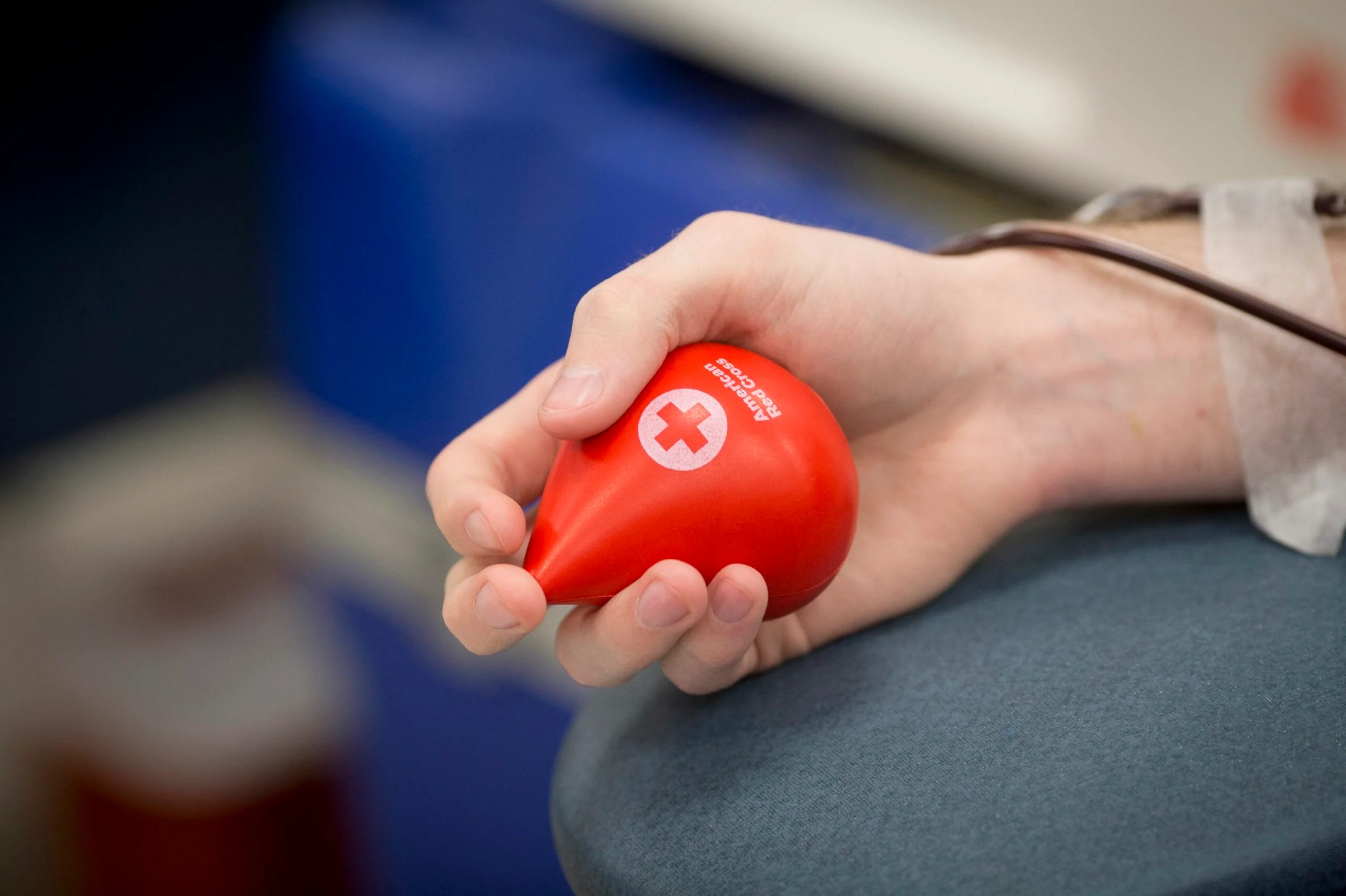 Обласний центр служби крові потребує донорів всіх груп з негативним резусом (Rh-)