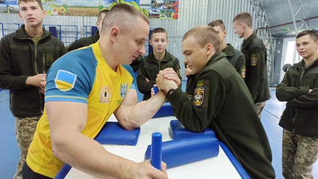 Чемпіон України з армспорту провів спаринги з ліцеїстами військового ліцею