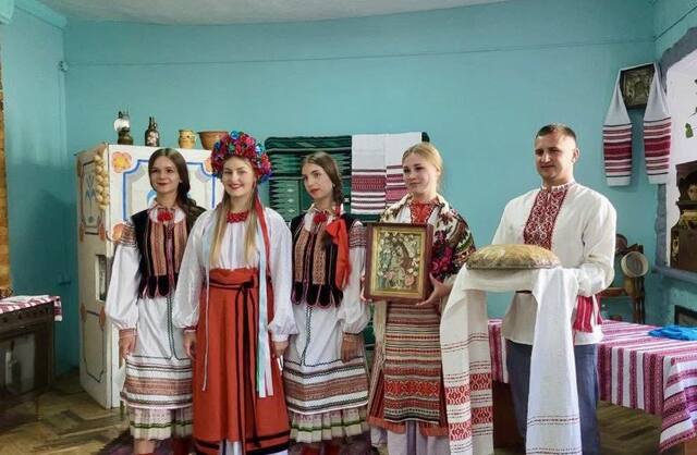 На Острожчині відбувся майстер-клас з весільного обряду «Читання корони»