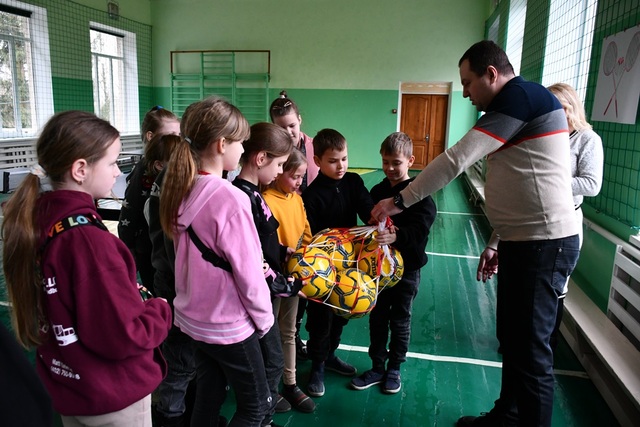 Футболісти Рівненщини передали спецшколі спортивний інвентар