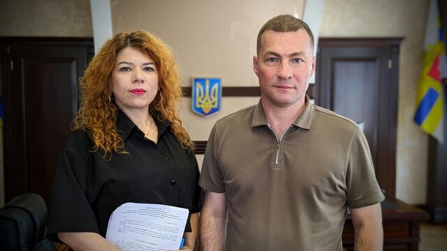 Голова РОР підписав контракт з директоркою центру соціально-психологічної допомоги