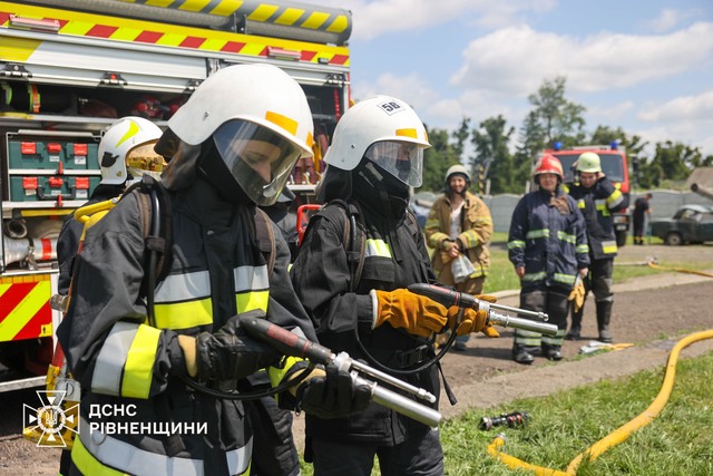 Жінки-добровольці опановують пожежну справу