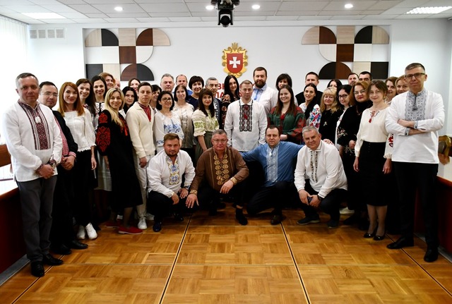 Працівники Рівненської обласної ради доєдналися до всесвітнього Дня вишиванки