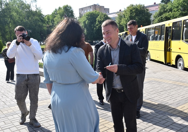 5 нових шкільних автобусів поїхали по різним громадам Рівненщини
