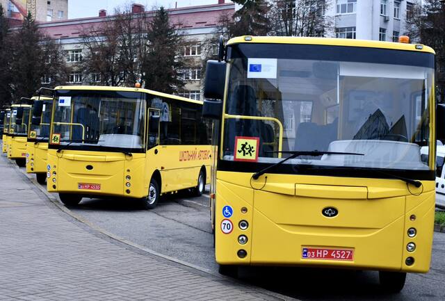 Ще 10 нових шкільних автобусів передали громадам області 