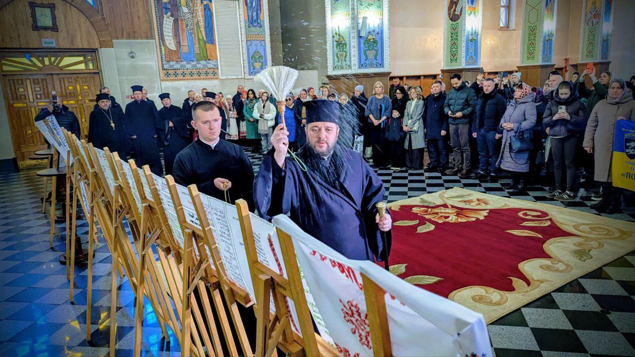 У Рівному освятили рушники, які вишили рідні військовополонених та зниклих безвісти захисників