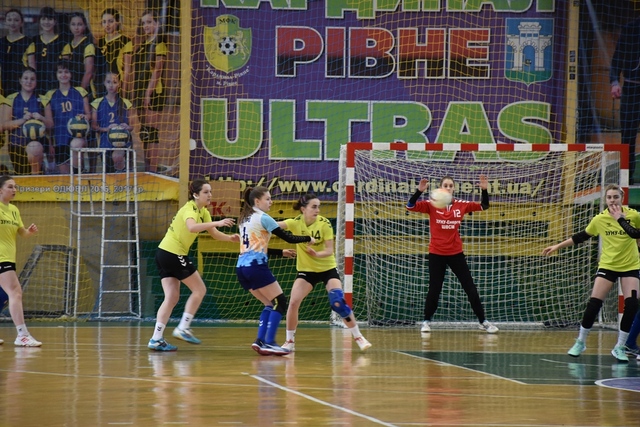 Все більше школярів Рівненщини цікавляться гандболом  