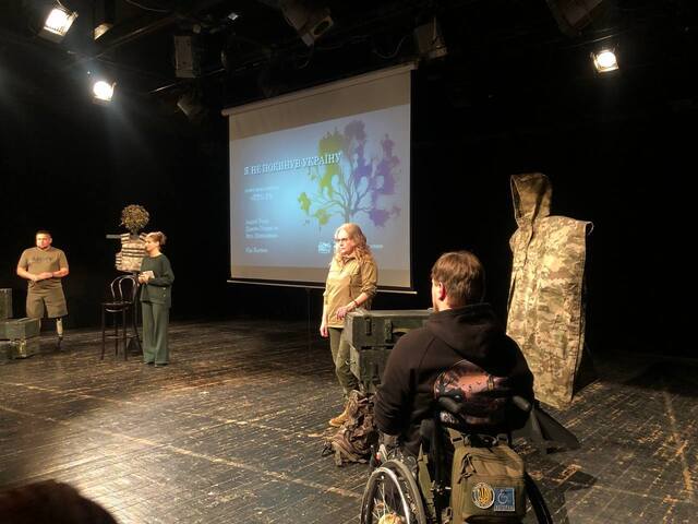 На сцену рівненського драмтеатру разом з акторами вийшли учасники бойових дій