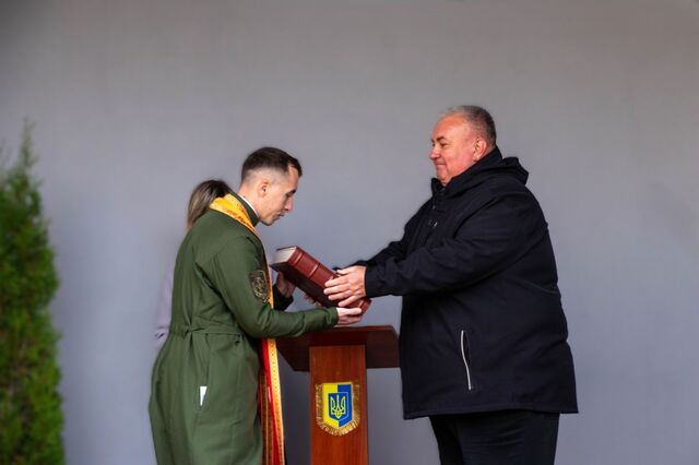 Факсимільне Дубенське Євангеліє передали українським військовим