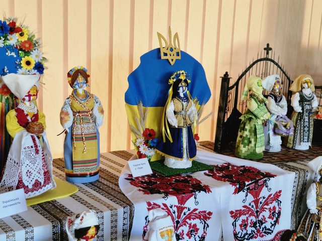 Унікальну виставку ляльок-мотанок можна побачити в обласній бібліотеці